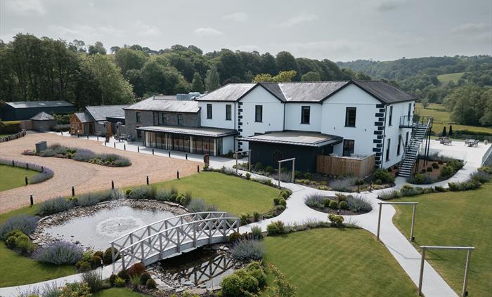 Nestled deep in the stunning Welsh countryside, in Ciliau Aeron, West Wales Tŷ Glyn is a beautifully renovated 19th century country hotel boasting bre